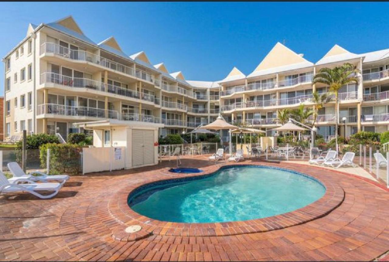 Crystal Beachfront Apartments Gold Coast Exterior photo